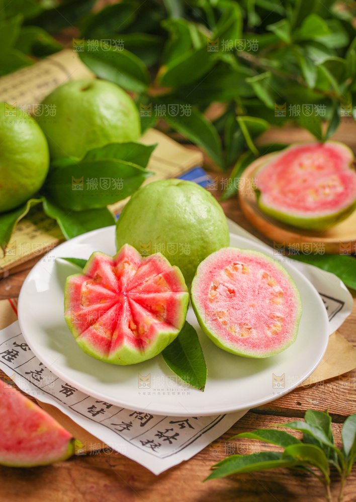 碟子里装着红心芭乐