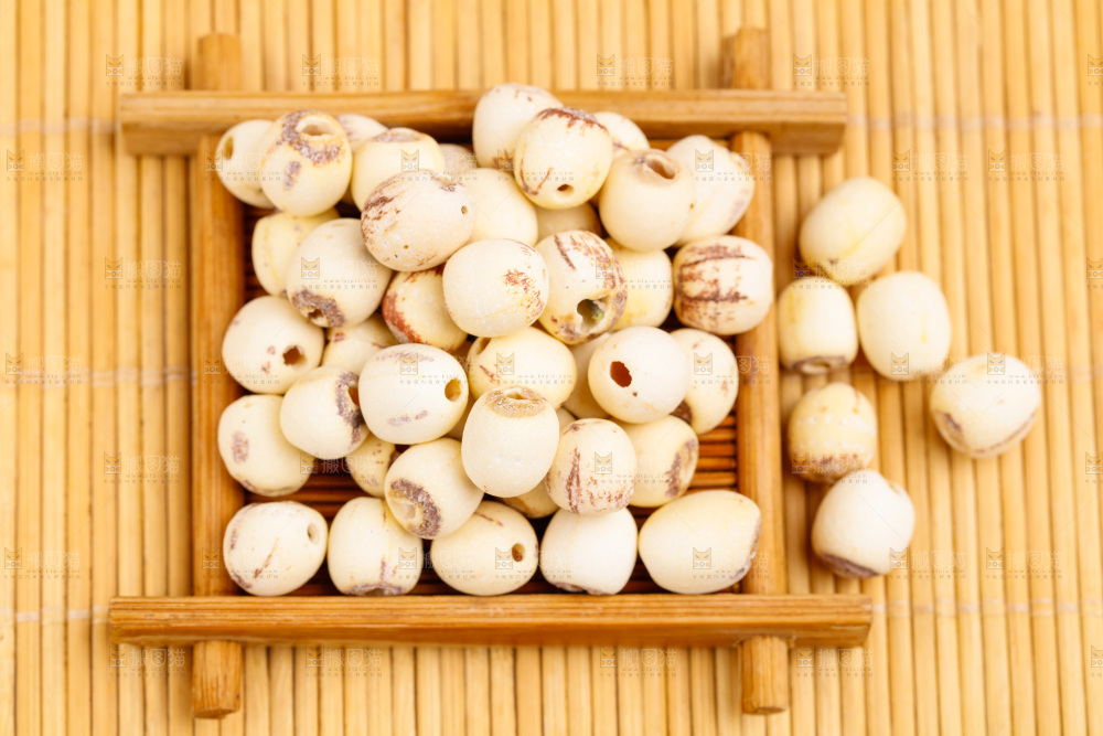 木底上放着一盘干莲子