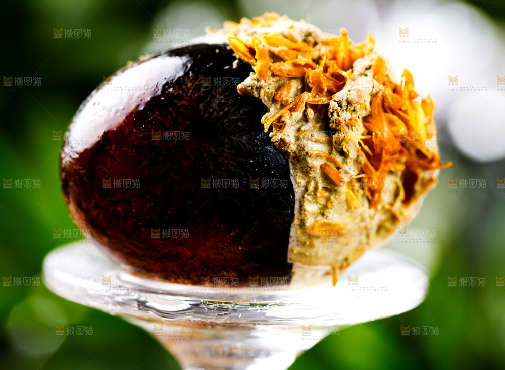 玻璃杯上放着松花蛋