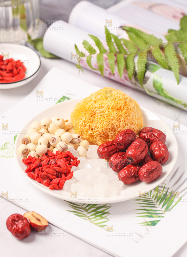 一盘糖水食材放在浅底上