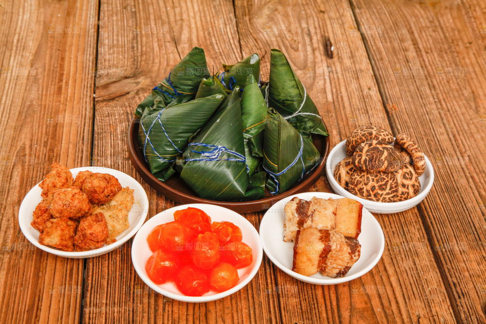 木底上放着粽子和粽子食材