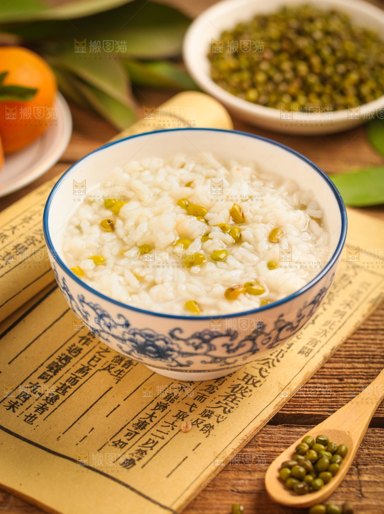 碗里装着绿豆粥