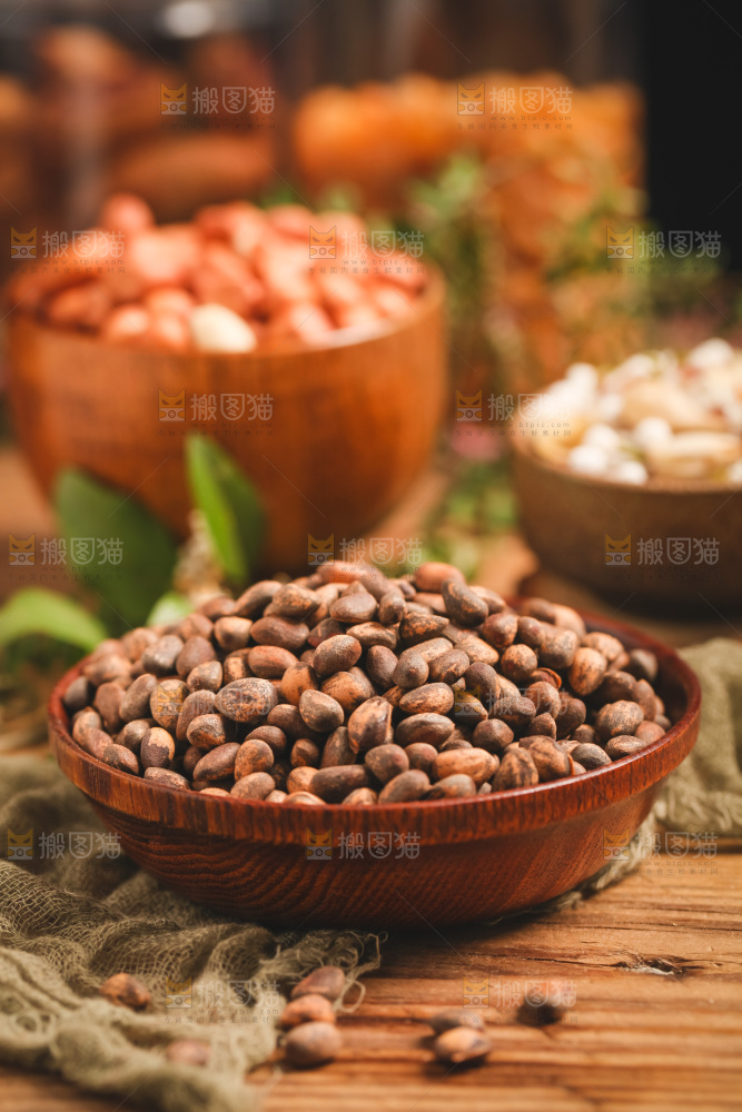 木板上放着一盘东北松子