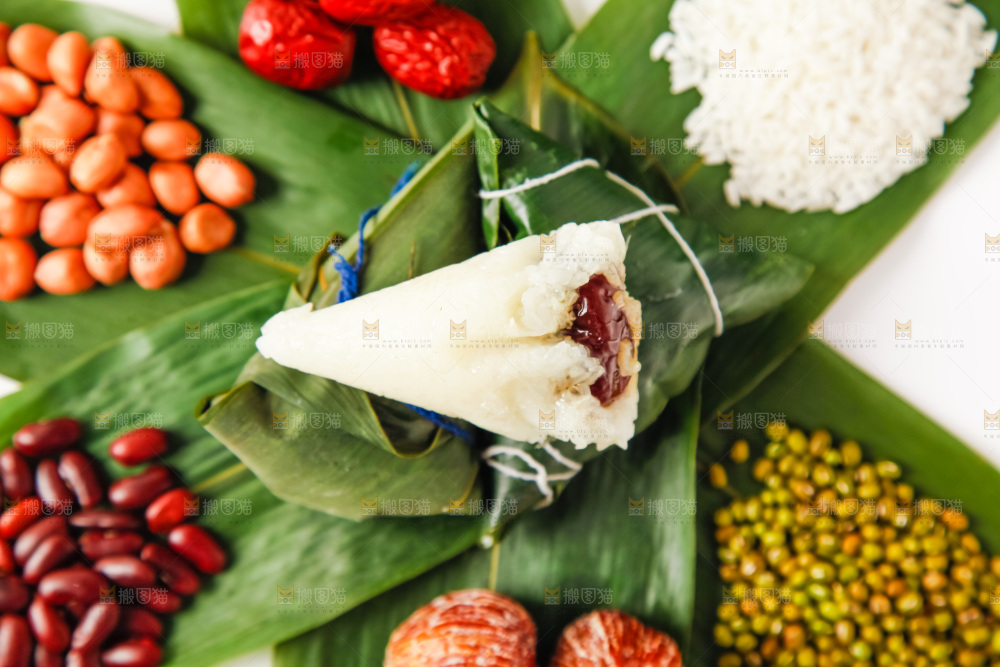 粽子和粽子食材放在白底上
