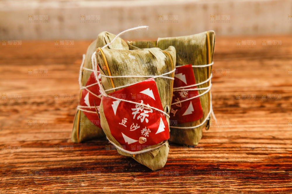 豆沙粽放在木底上