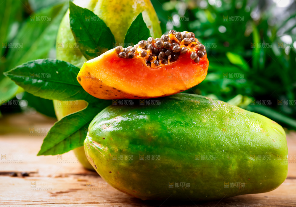 木底上放着冰糖红心木瓜