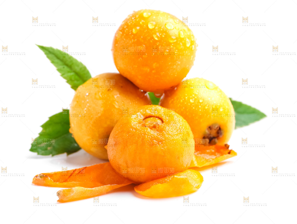 浅底上放着四川枇杷