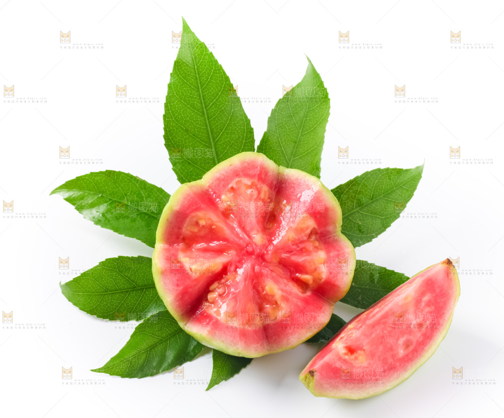 绿叶上摆放着红心芭乐