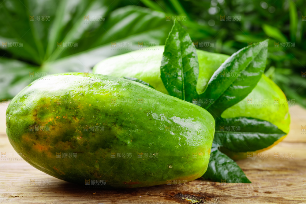 木底上摆放着海南红心木瓜