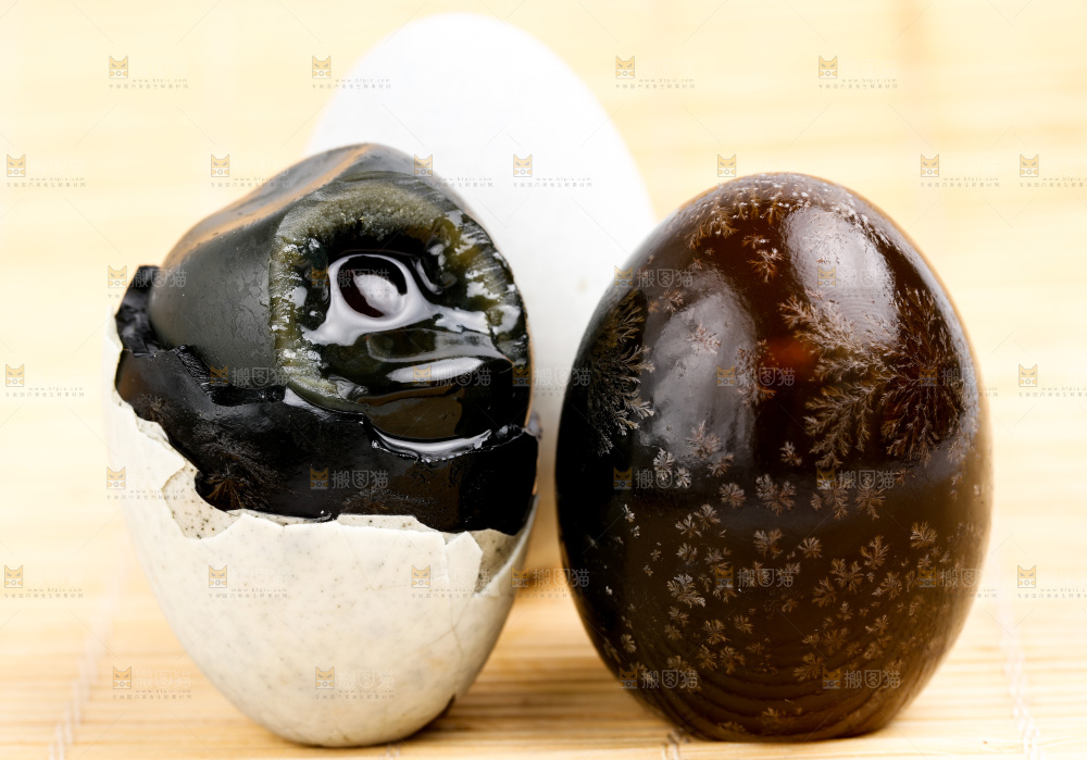 浅底上摆放着皮鸭蛋