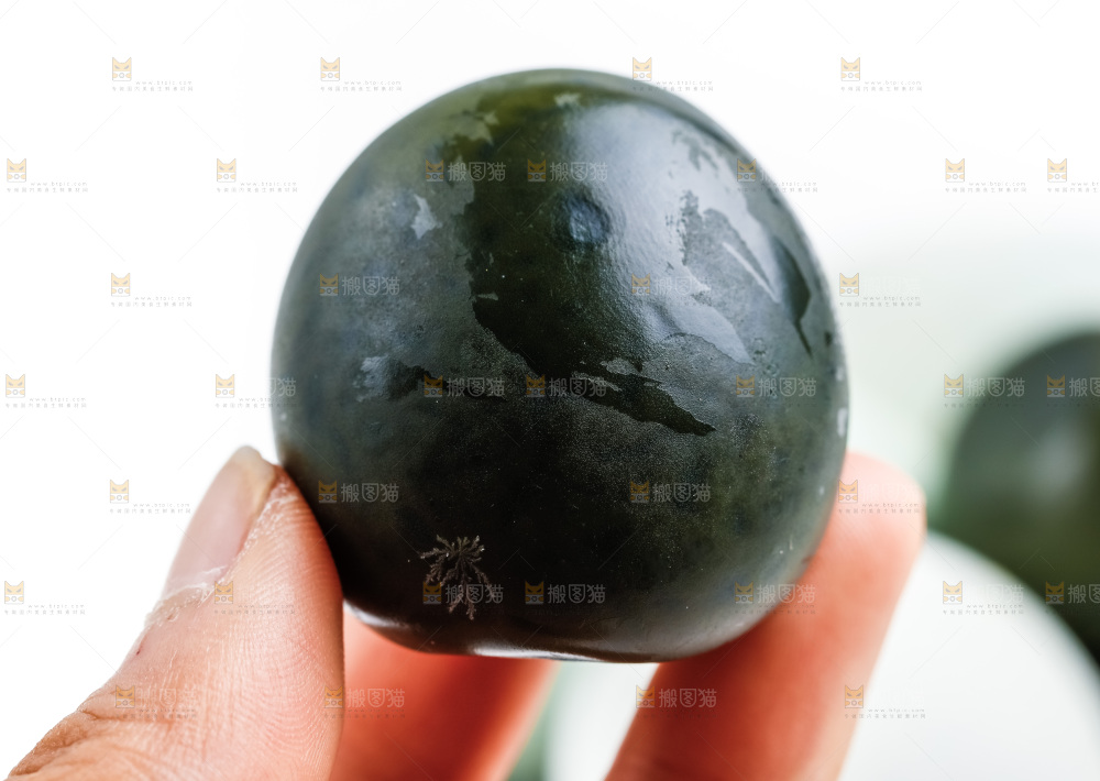 手拿皮蛋