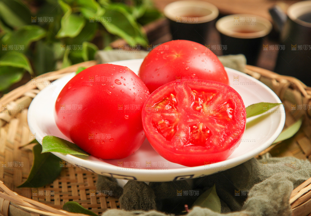 盘子里装着西红柿