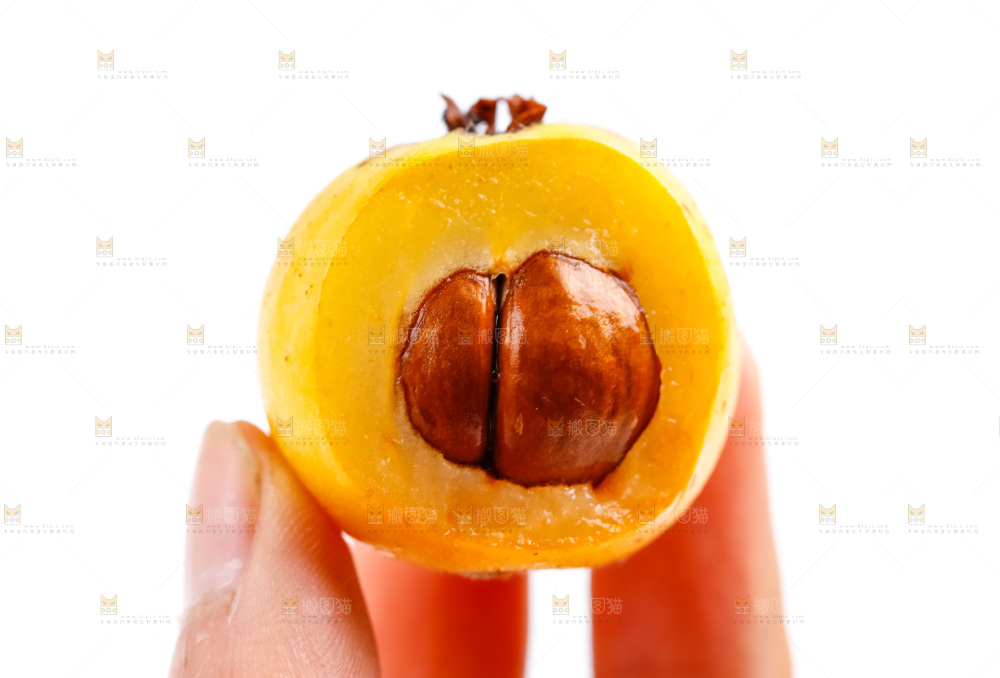 手里拿着枇杷果