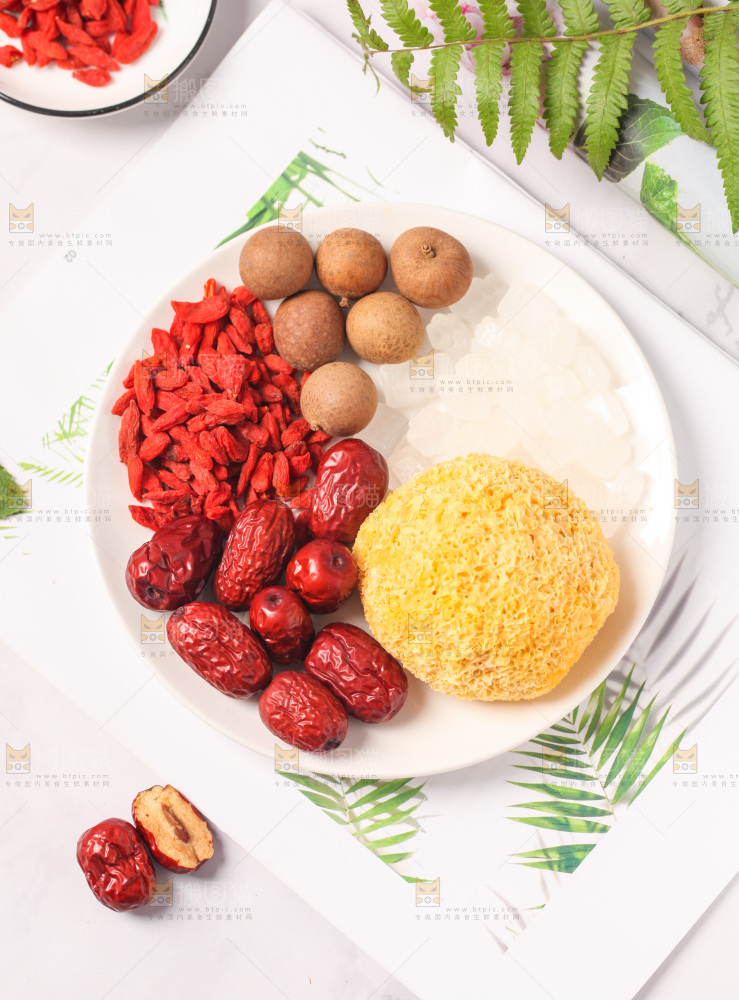一盘糖水食材放在浅底上
