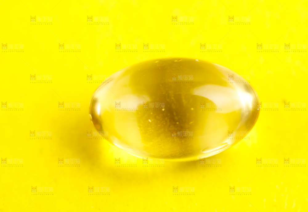 浅底上的鱼油胶囊