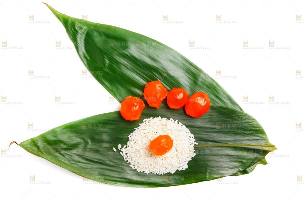 白底上的粽子食材