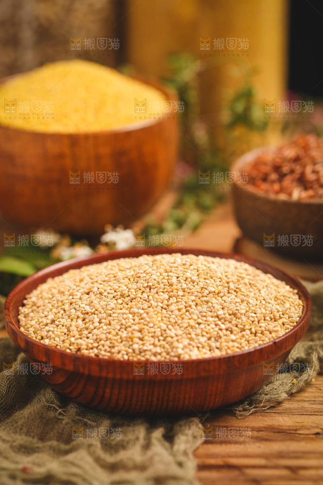 盘子里装着白藜麦