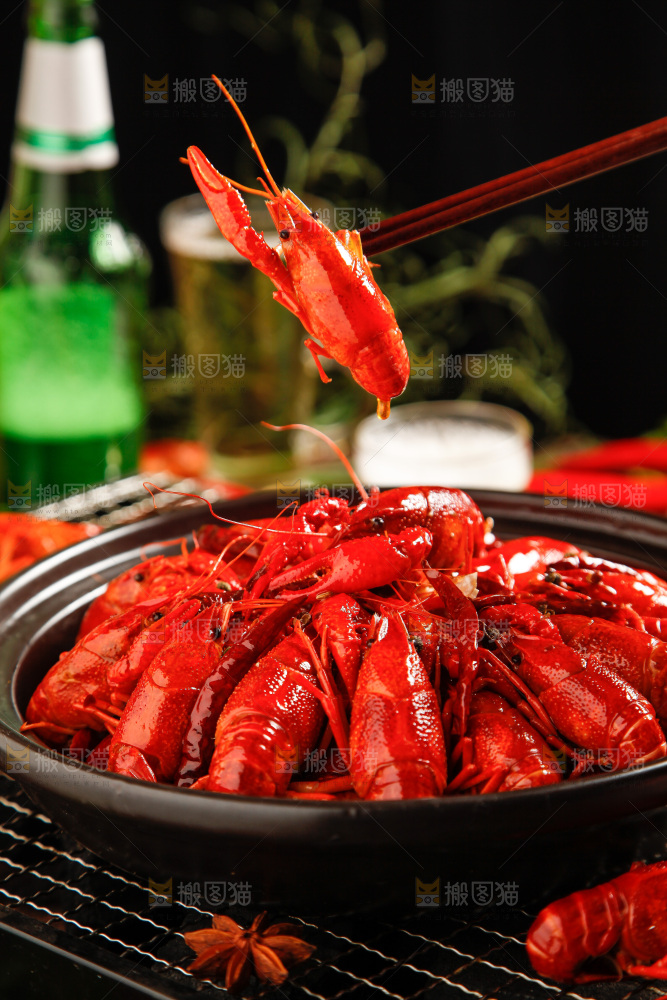 筷子夹着小龙虾