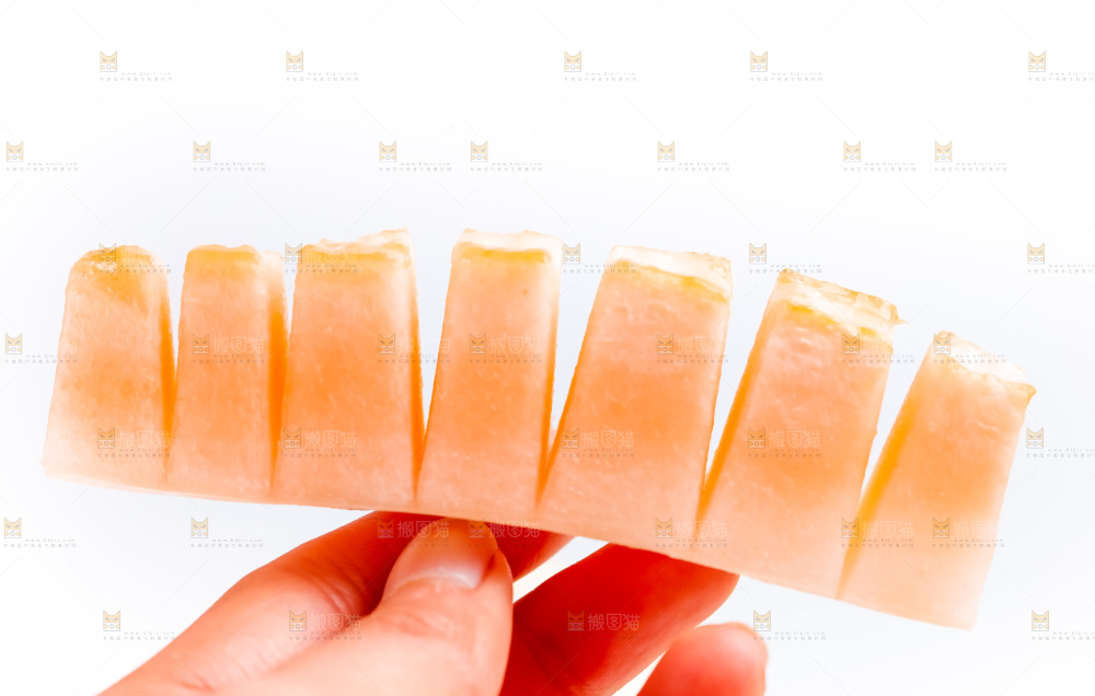 手拿东方蜜瓜切块