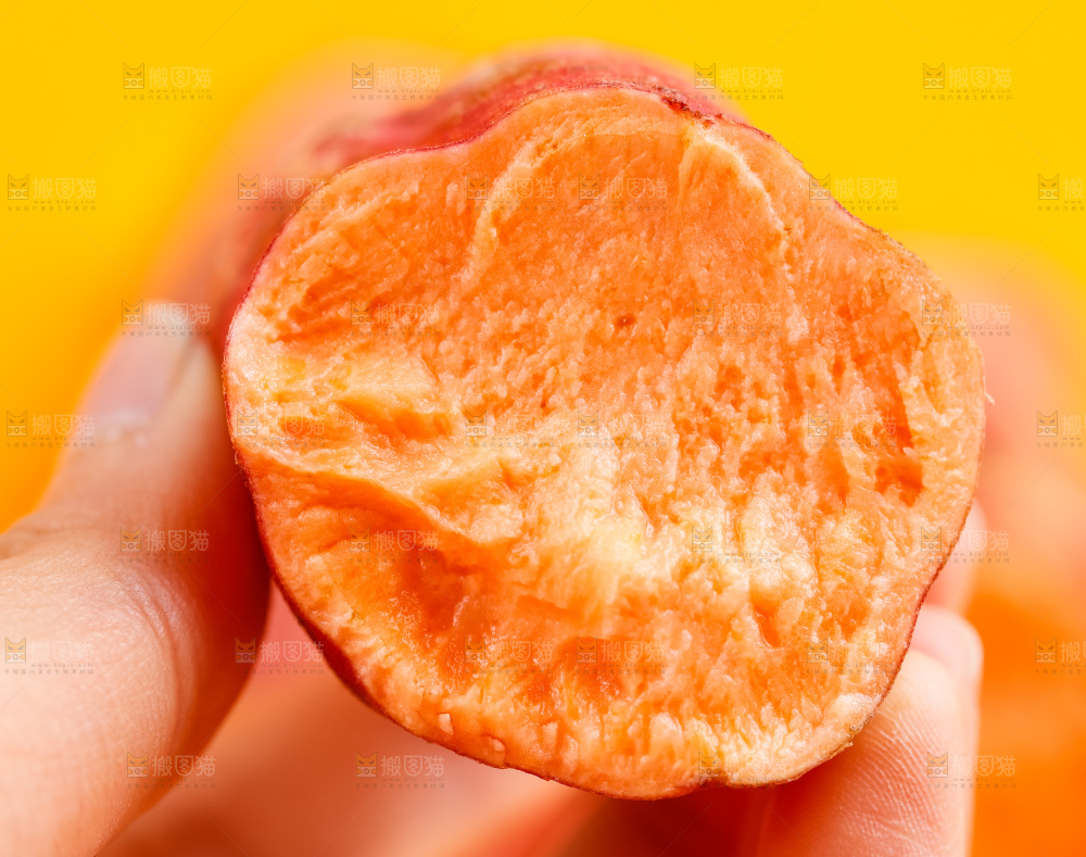 手里拿着红薯