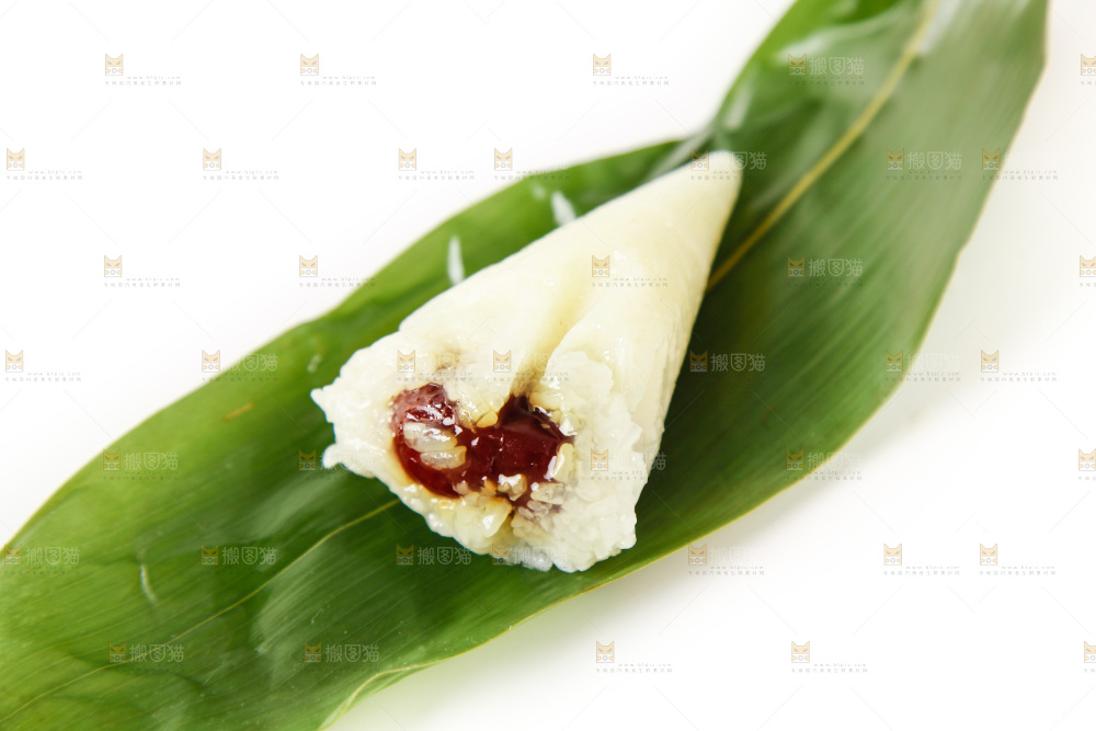 白底上放着粽子