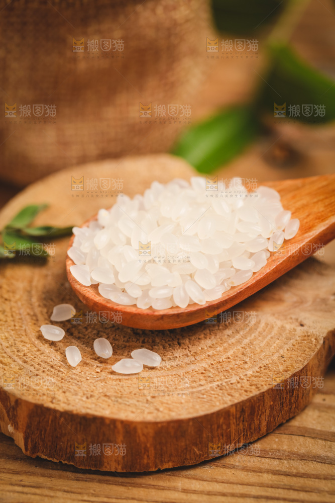 木板上放着一勺珍珠米