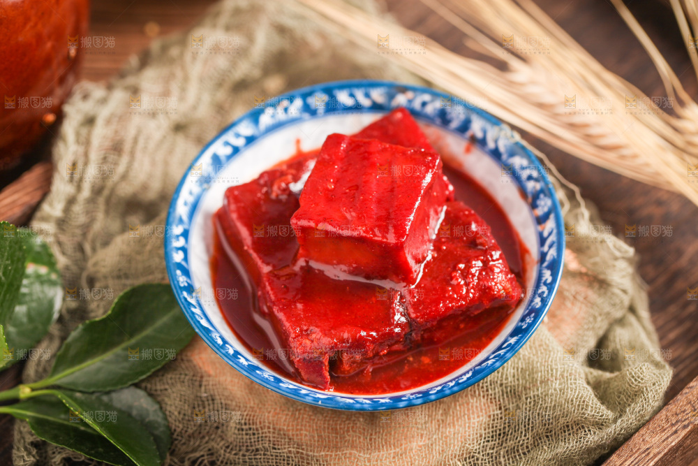 木底上放着一碗腐乳豆腐