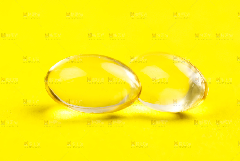 浅底上的鱼油胶囊