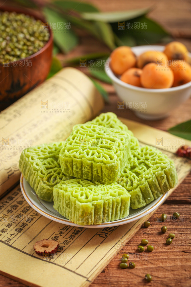 木底上放着一盘绿豆糕