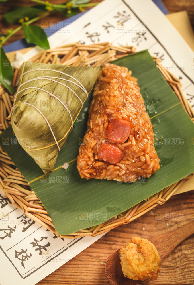 绿叶上放着肉粽