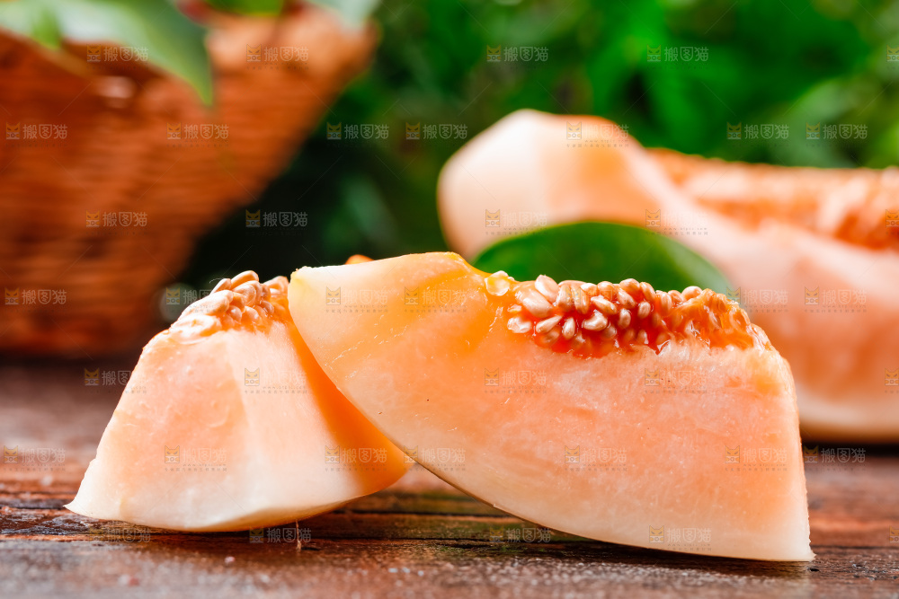 浅底上放着新鲜蜜瓜