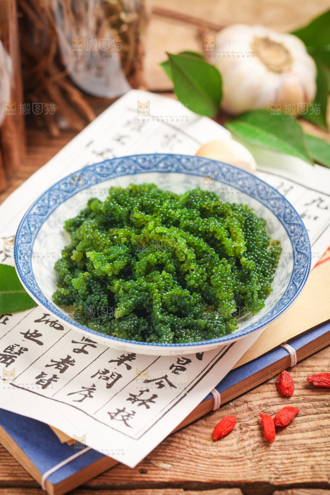 浅底上放着一盘海葡萄