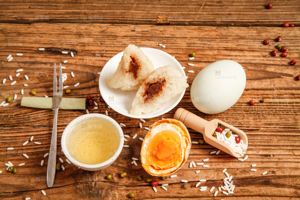 粽子和粽子食材放在木底上