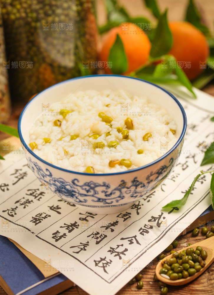碗里装着绿豆粥