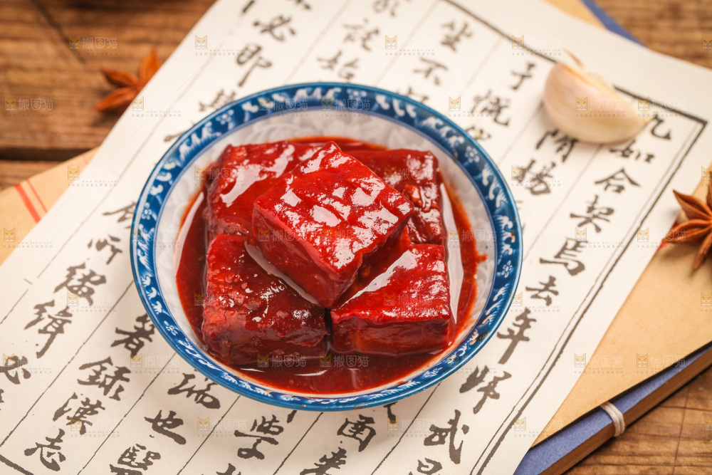 木底上放着一碗腐乳豆腐