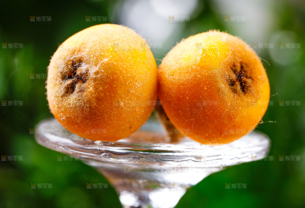 玻璃杯上放着枇杷