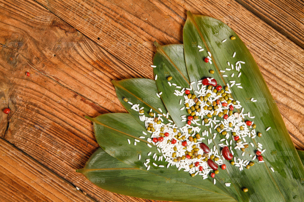 粽子食材放在木底上