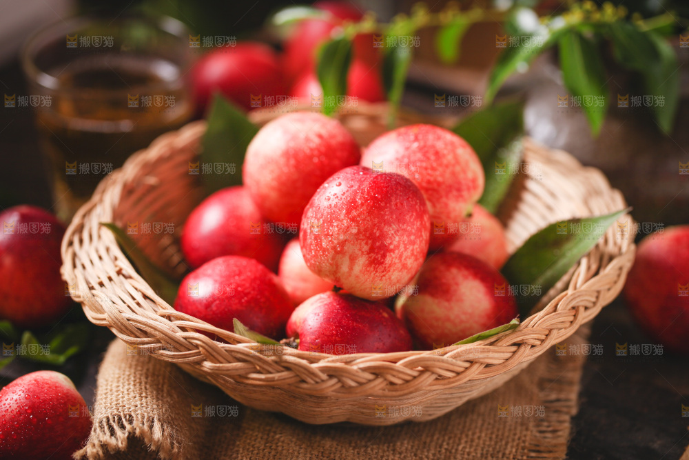 篮子里装着油桃