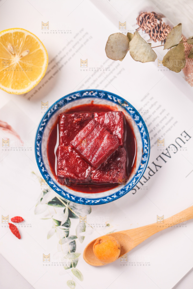 浅底上放着一盘腐乳豆腐