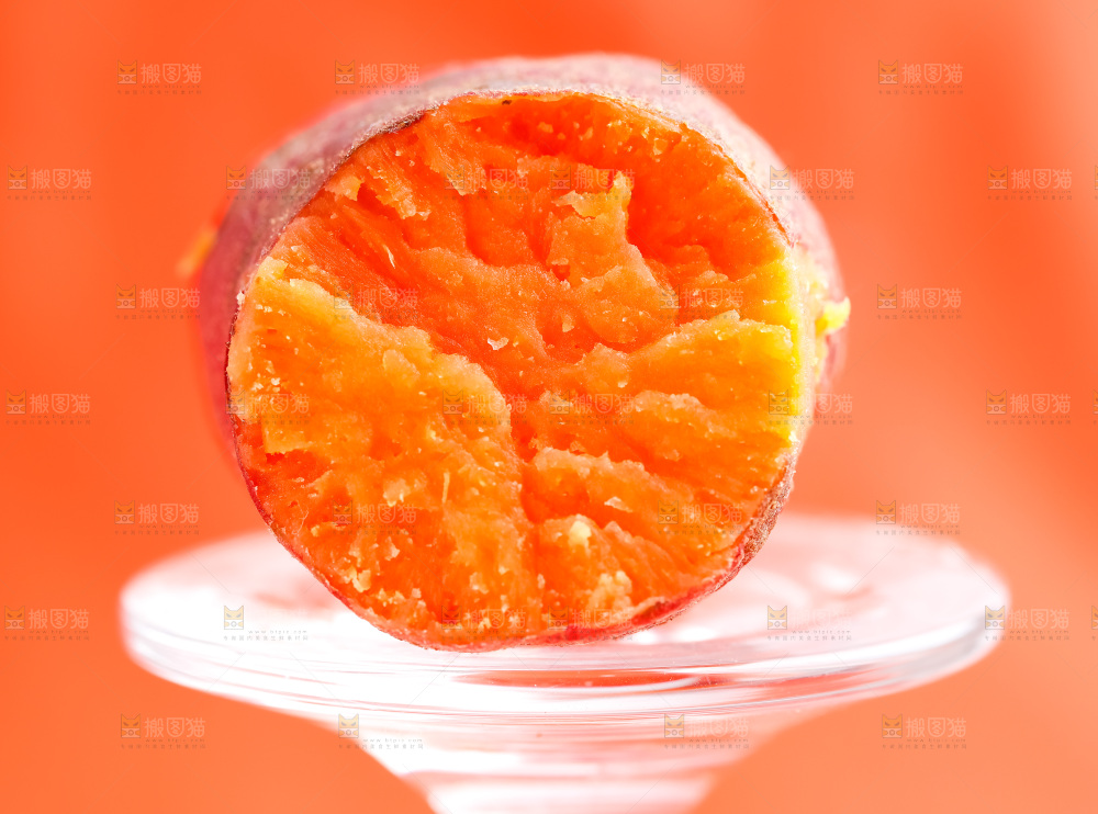 玻璃杯上放着红薯