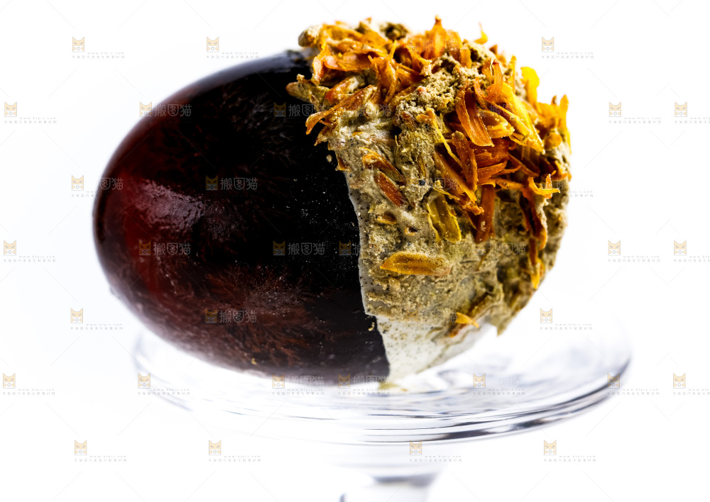 玻璃杯上放着松花蛋