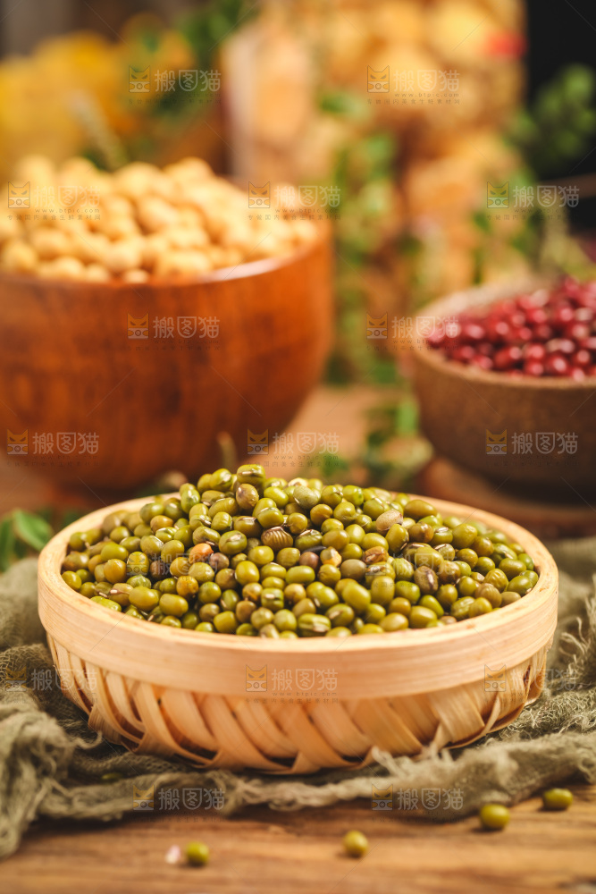 竹篮里装着绿豆