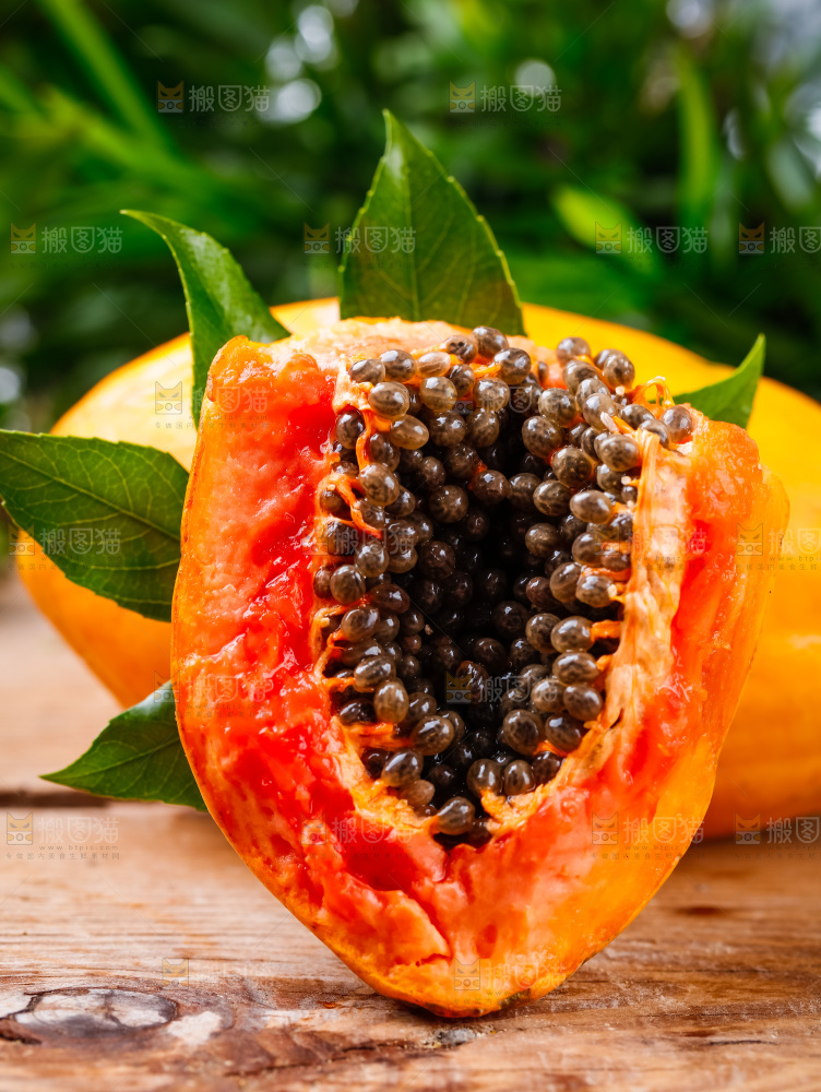 木底上放着冰糖红心木瓜