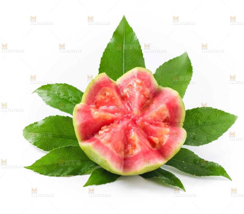绿叶上摆放着红心芭乐