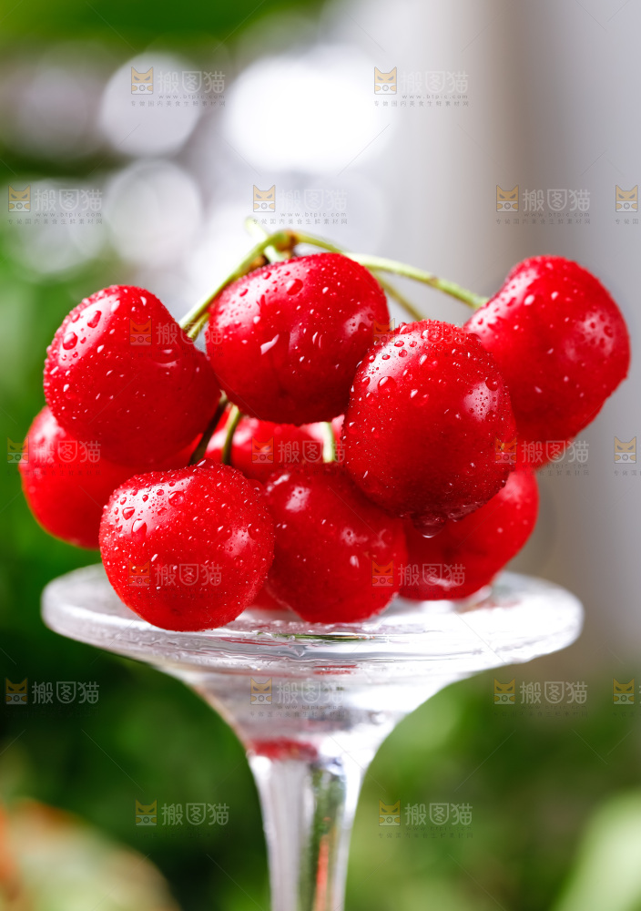 深底上的樱桃