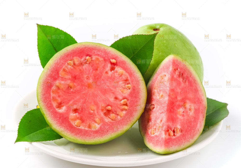 盘子里装着芭乐果