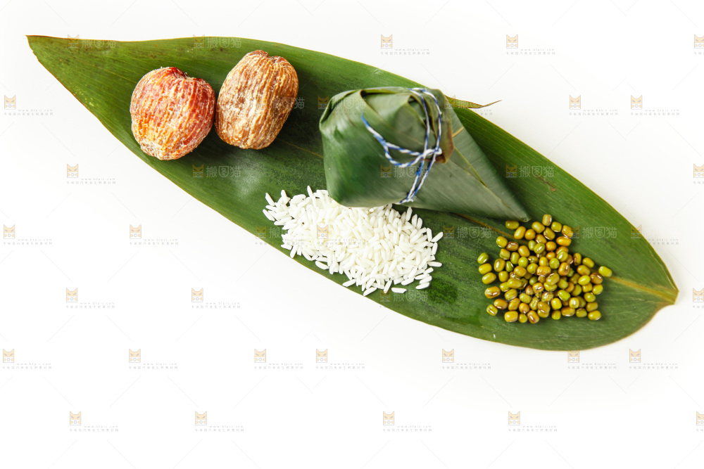 白底放着粽子和粽子食材