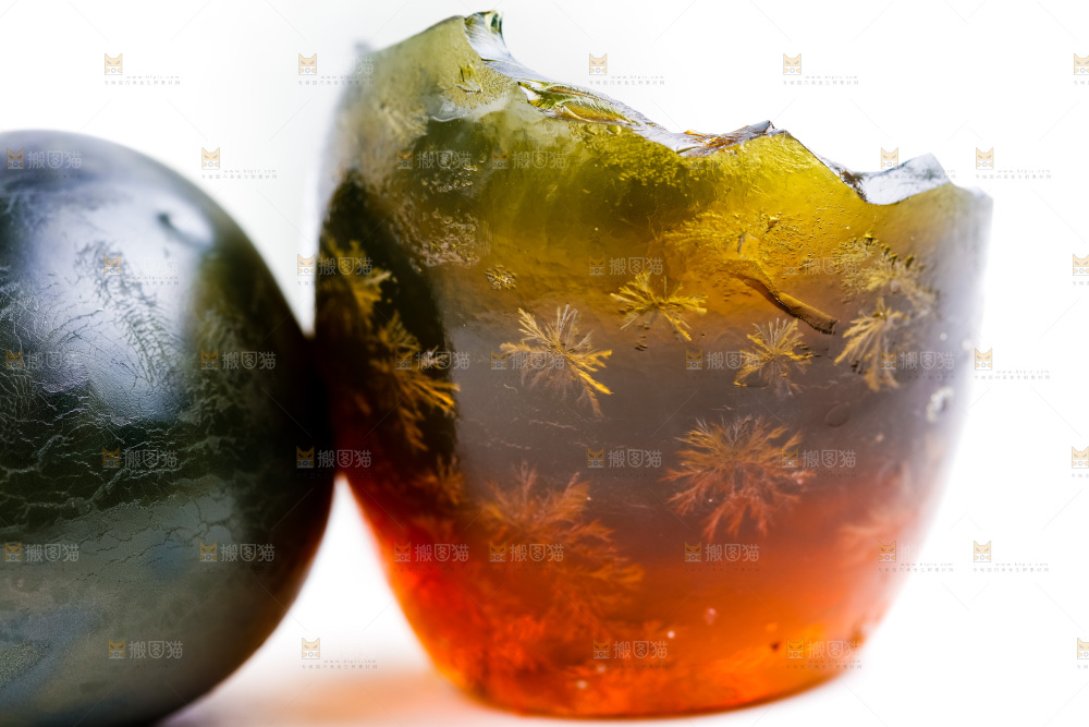 白底上放着皮鸭蛋