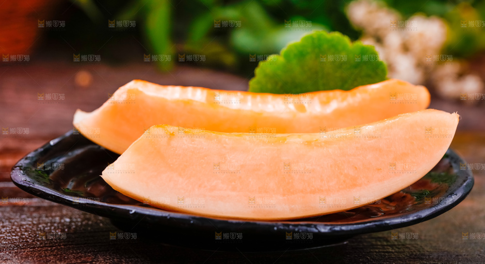 木底上放着一盘山东东方蜜瓜切块
