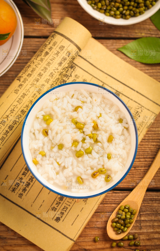 碗里装着绿豆粥
